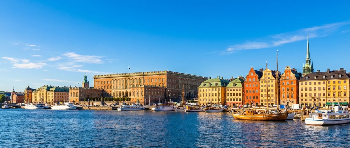 Panoramablick auf Stockholm vom Wasser aus mit Gamla Stan und dem Königlichen Schloss
